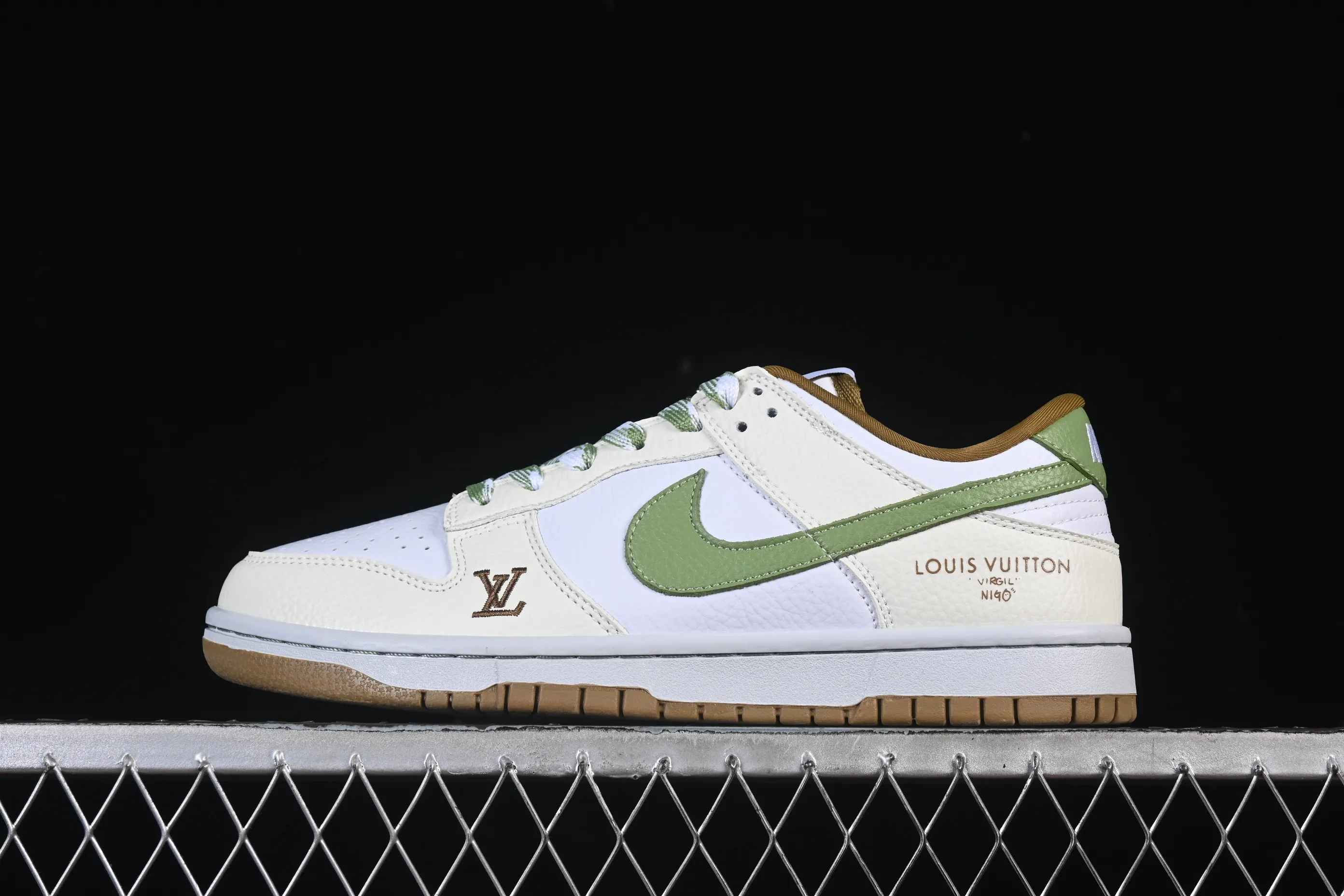 All categories Nk SB Dunk Series Nk SB Dunk Low High-end customized low-top sneakers Nike SB Dunk Low LV co-branded white, green and brown High-end customized low-top casual sneakers SC0601-476